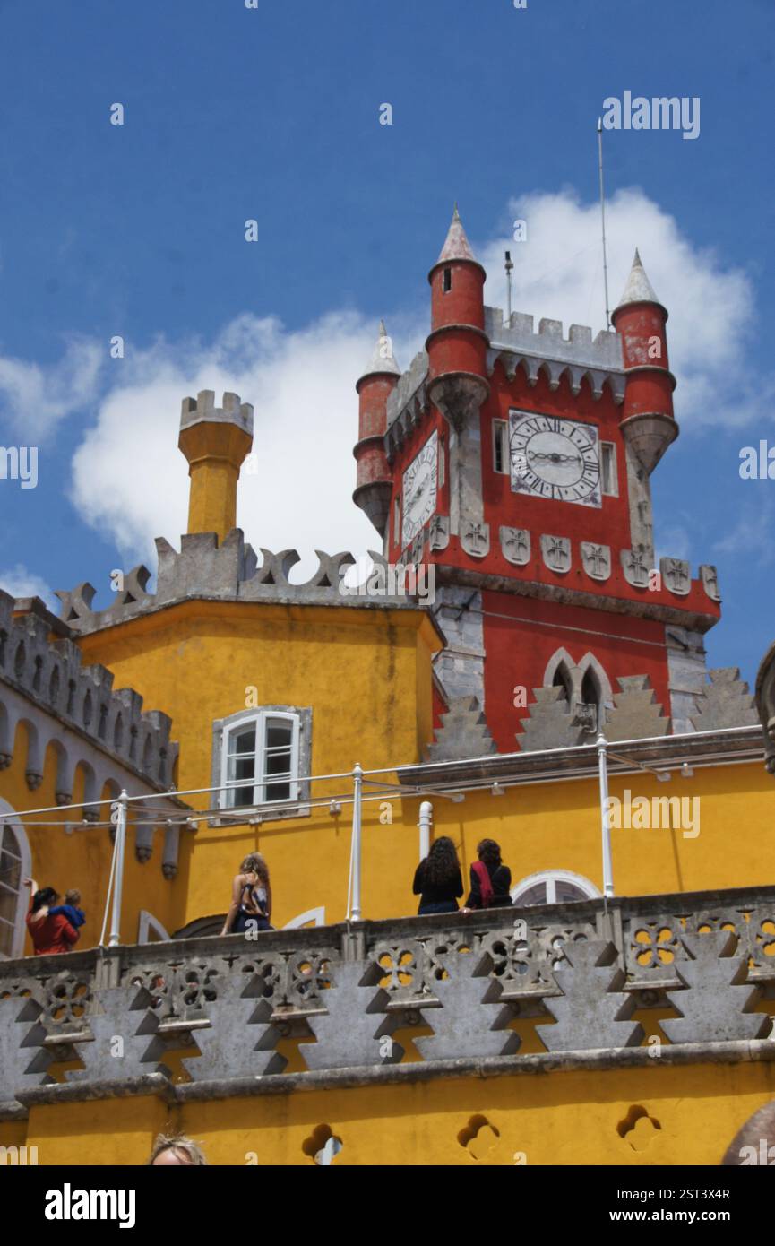 Palácio da pena, Sintra, Portogallo. Un maestoso castello da favola arroccato sulla cima di una collina. Facciata gialla e rossa vibrante adornata da dettagli intricati. Uno stunni Foto Stock