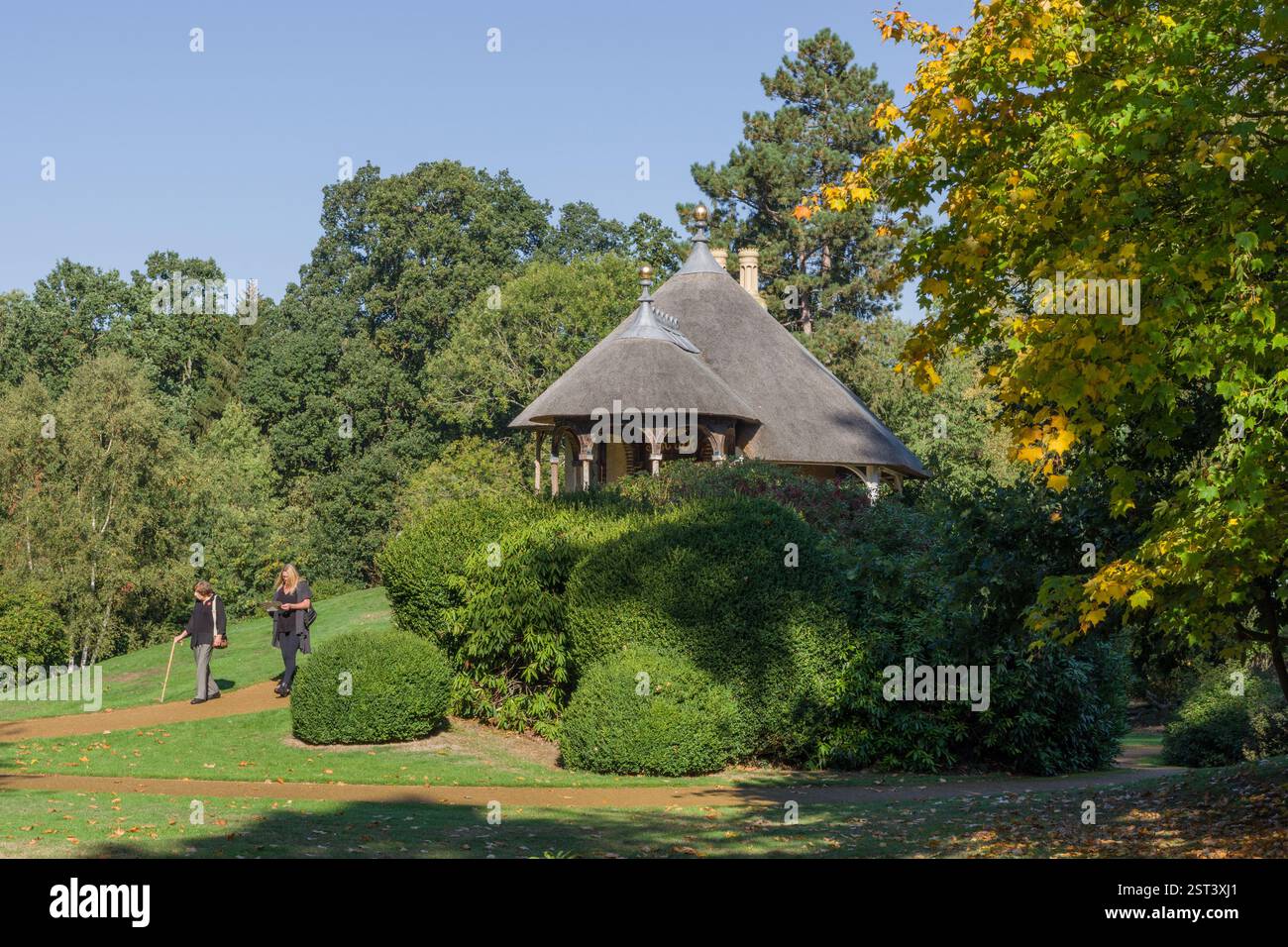 Visitatori dello Swiss Garden, con lo Swiss Cottage sullo sfondo, la Shuttleworth Collection, Old Warden Bedfordshire, Regno Unito Foto Stock