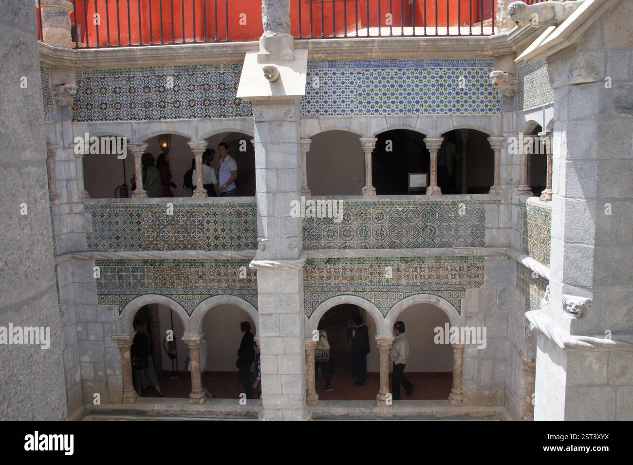 Sintra, Portogallo. Cortile interno di Palácio da pena. Le intricate piastrelle adornano gli archi in stile Mudejar. Prove di influenza moresca su Port Foto Stock