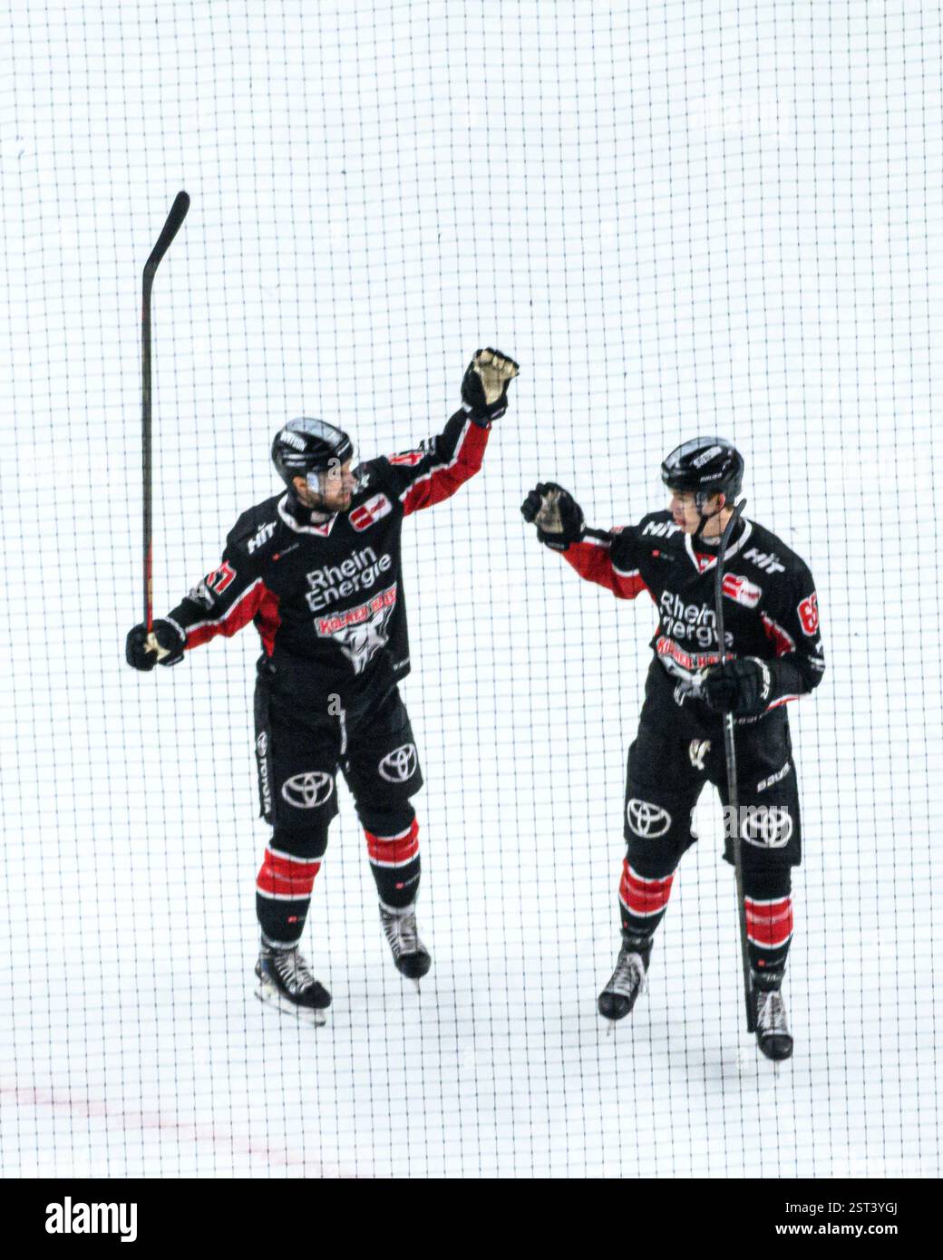 COLONIA, GERMANIA - 16 FEBBRAIO 2025: Brady Austin, Marco Munzenberger, Hockey Match di Penny DEL Koelner Haie - Duesseldorfer EG alla Lanxess Arena Foto Stock