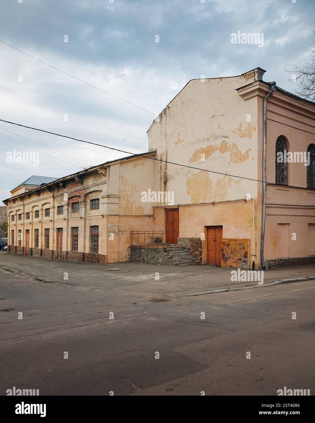 Vecchio edificio beige del XIX secolo. Angolo di strada nella città vecchia. Foto Stock