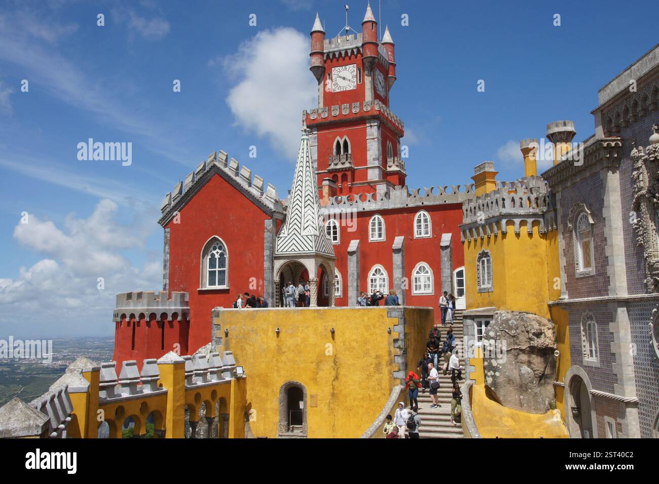 Palácio da pena, Sintra, Portogallo. Un affascinante castello da favola con vibranti facciate rosse e gialle. L'architettura intricata mette in mostra il romantico portoghese Foto Stock