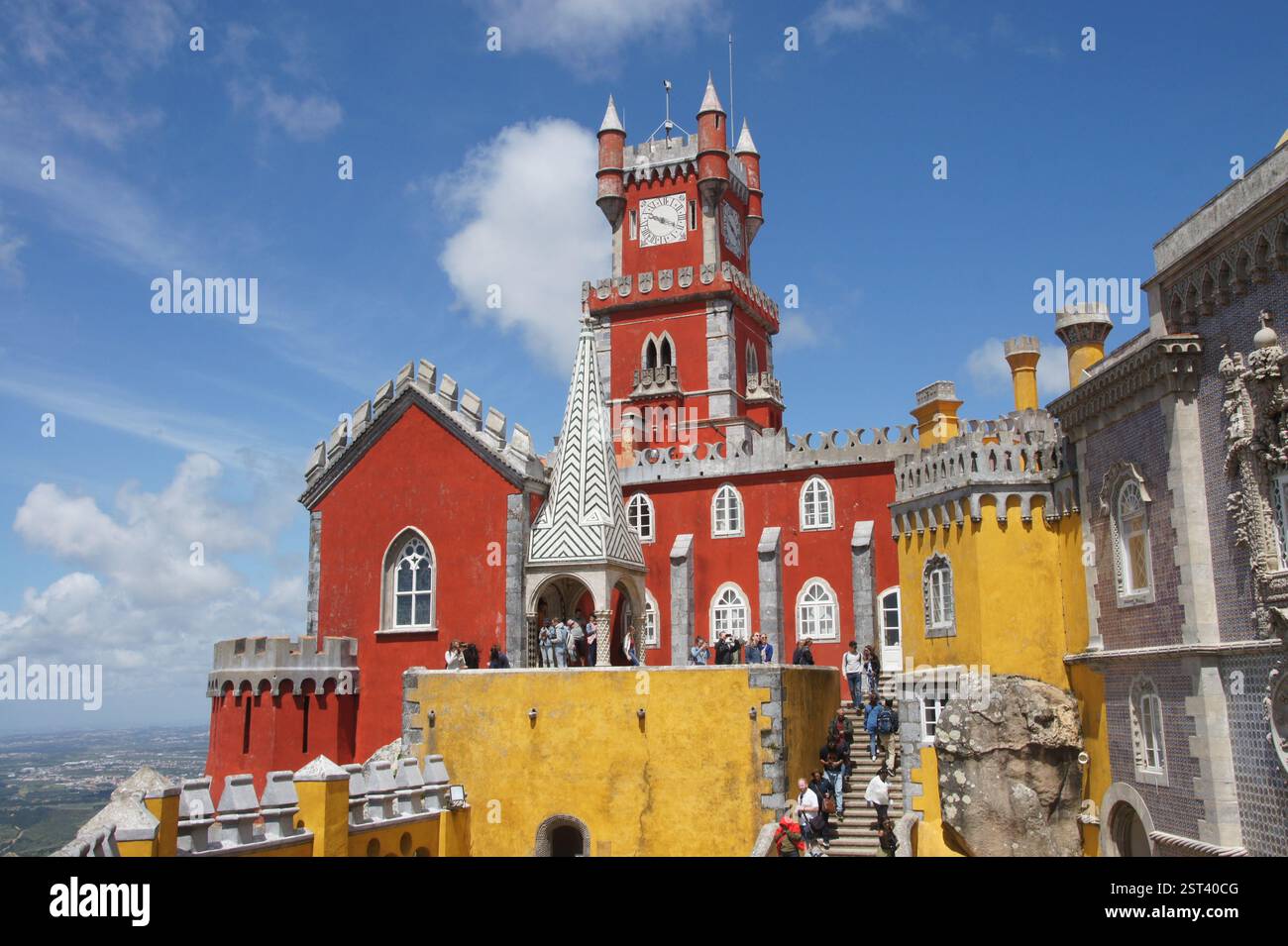 Palácio da pena, Sintra, Portogallo. Un maestoso castello da favola arroccato sulla cima di una collina. Facciata di rosso e giallo vibrante adornata da dettagli intricati. Un'acrobazia Foto Stock