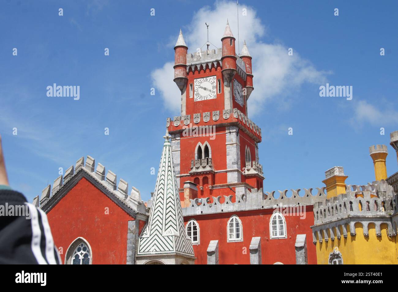 Palácio da pena, Sintra, Portogallo. Un maestoso castello da favola arroccato sulla cima di una collina. La sua vivace facciata rossa e gialla vanta dettagli intricati. Una stunnin Foto Stock