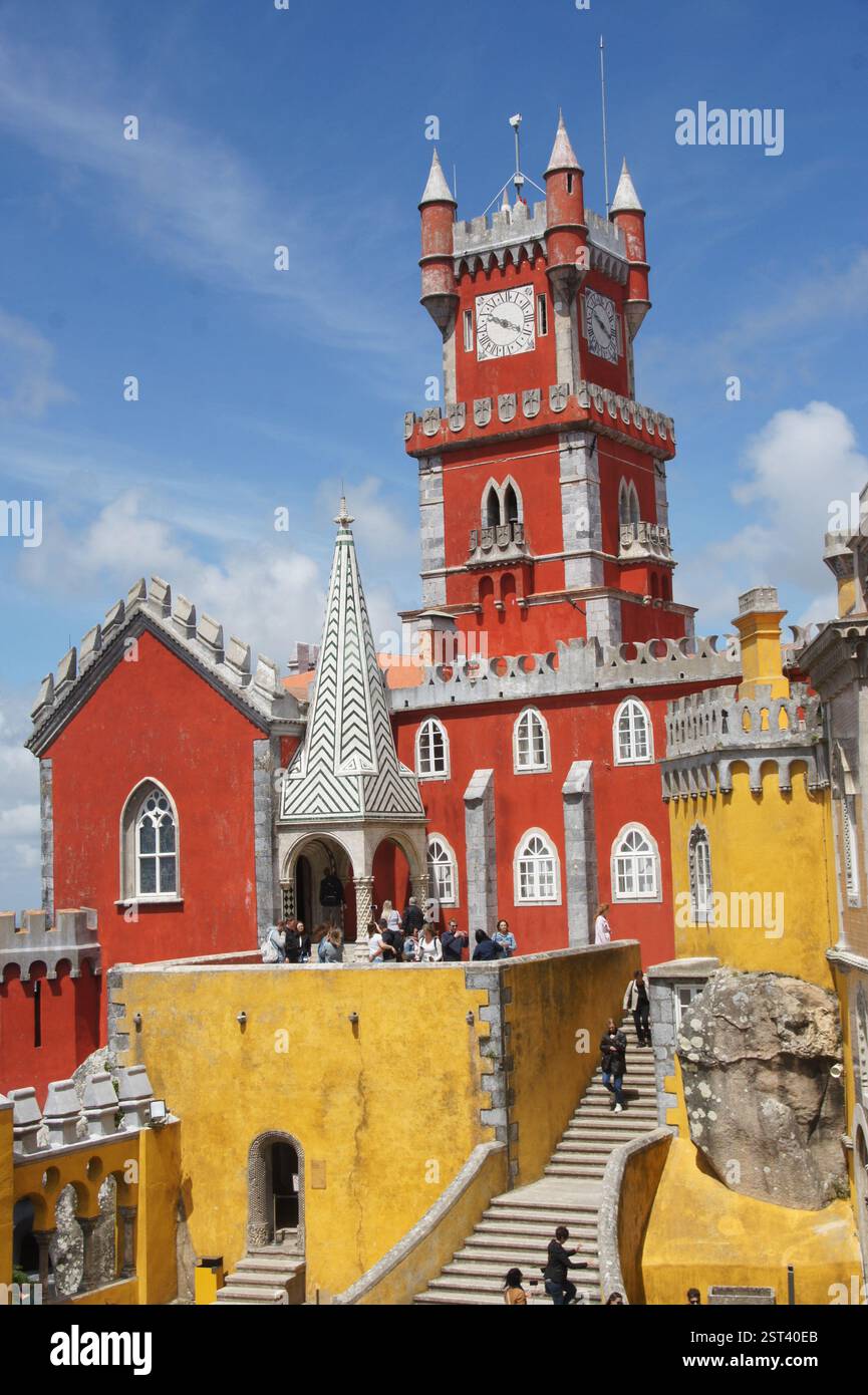 Palácio da pena, Sintra, Portogallo. Un maestoso castello da favola con una vibrante facciata rossa e gialla. Un'accattivante miscela di stili architettonici simbolizi Foto Stock