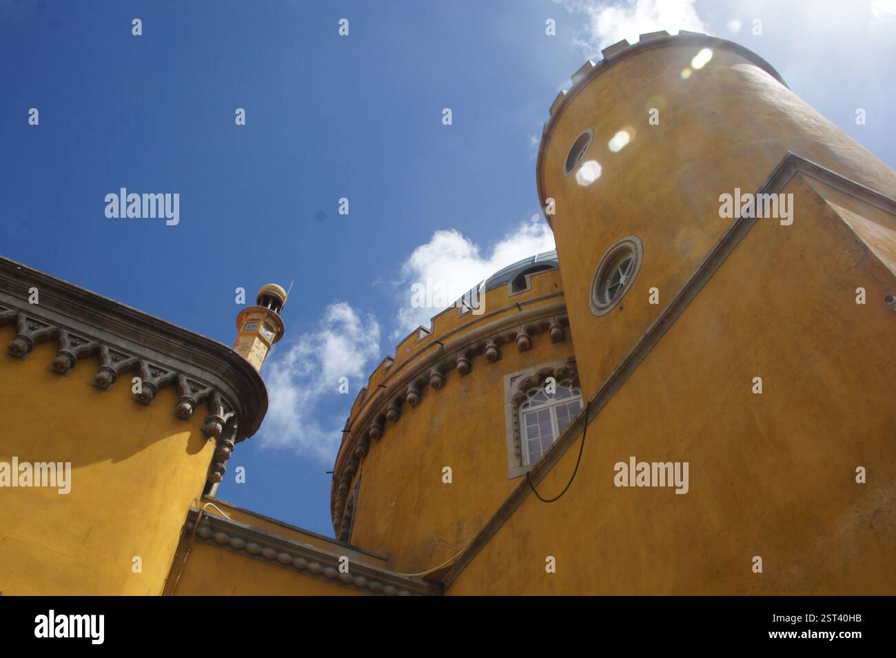 Palácio da pena, Sintra, Portogallo. Un vibrante capolavoro giallo domina il cielo, mostrando un'architettura complessa. Un regno fiabesco di sple portoghesi Foto Stock