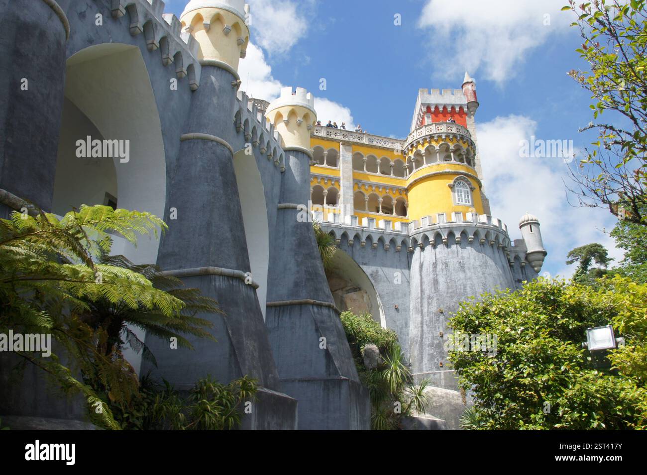 Palácio da pena, Sintra, Portogallo. Una maestosa miscela di stili architettonici, che presenta una facciata gialla e rossa vibrante, torrette simili a fiabe. Verde lussureggiante Foto Stock