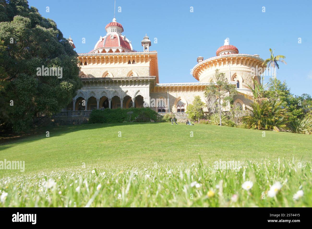 Sintra, Portogallo. Maestosa architettura di ispirazione moresca. Giardini lussureggianti, fioriture vivaci. Fuga opulenta, ambientazione da favola. Una visione di grandezza, roman Foto Stock
