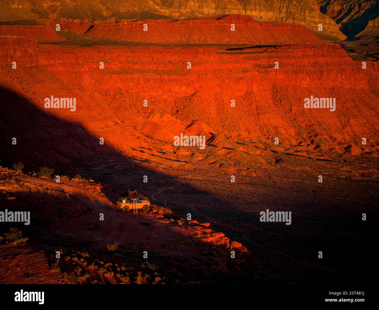 Campeggio a Cliffside Overland su un Remote Desert Trail Foto Stock