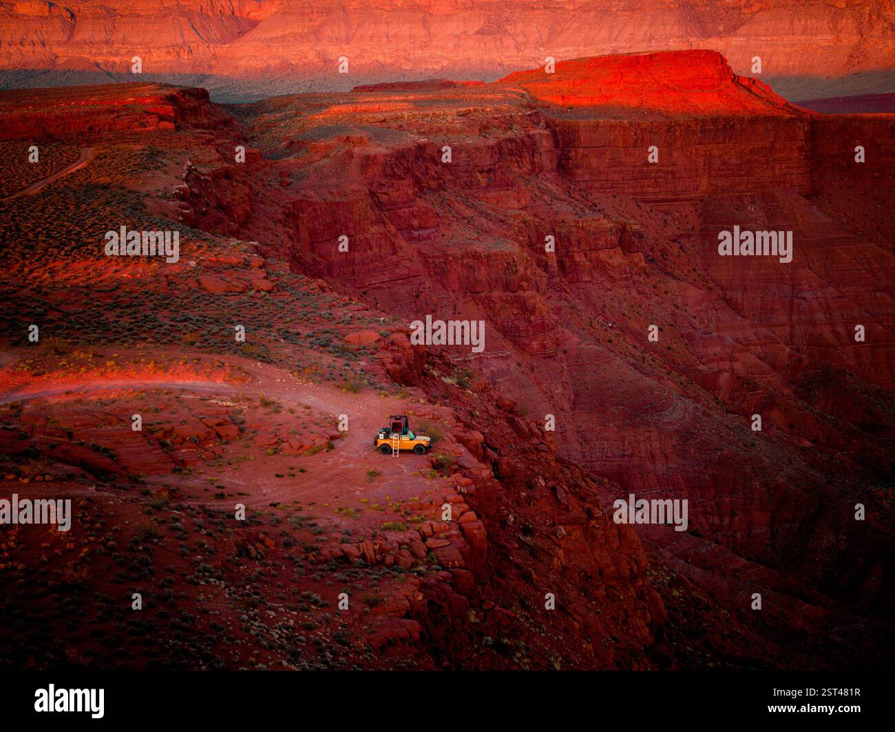 Campeggio a Cliffside Overland su un Remote Desert Trail Foto Stock