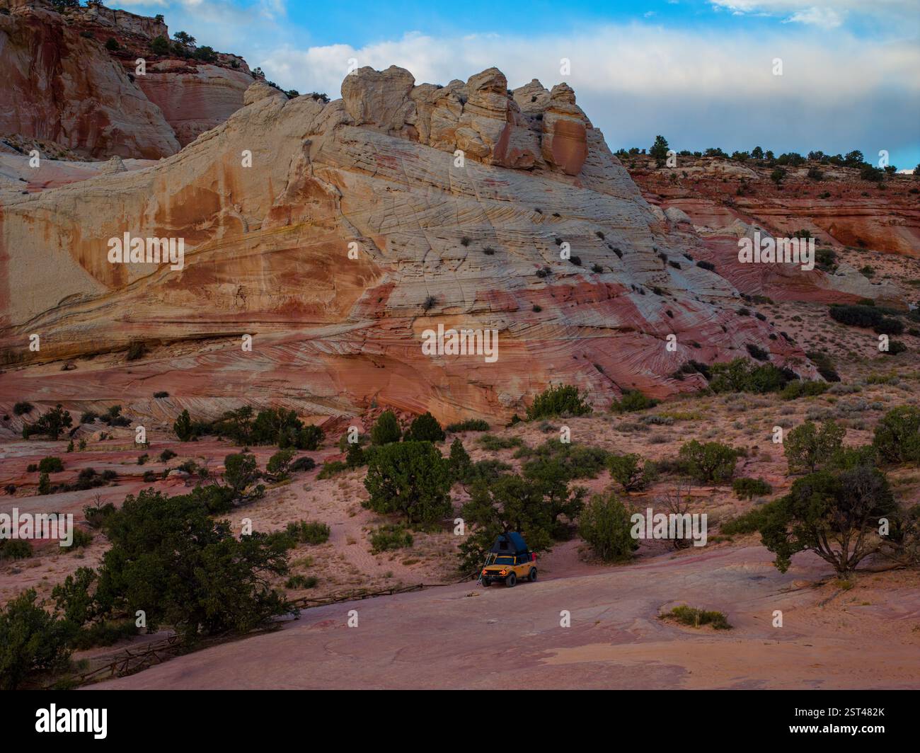 Campeggiare sotto le onde di arenaria della tasca bianca Foto Stock