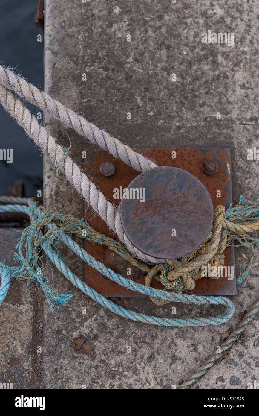 Dissuasore Rusty con corde di ormeggio al Constitution Dock, Hobart Foto Stock