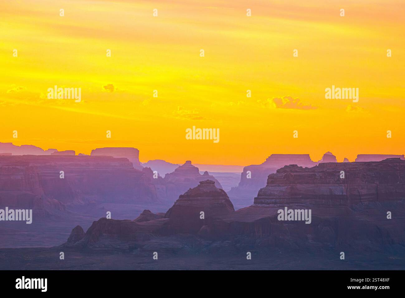 Tramonto dorato sulle formazioni stratificate del Desert Canyon Foto Stock