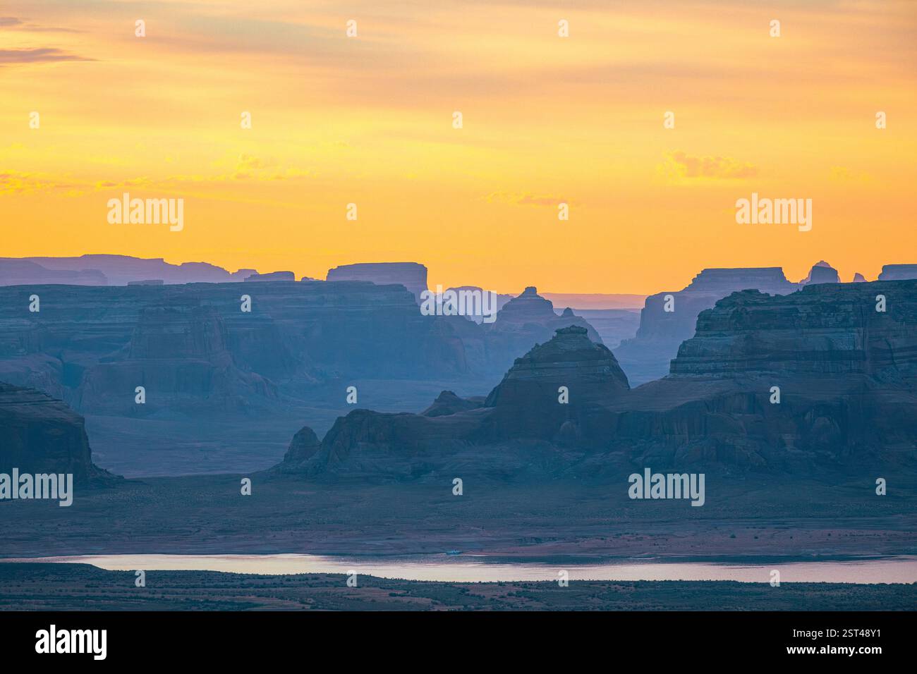 Paesaggio stratificato del Desert Canyon al tramonto con cielo d'oro Foto Stock