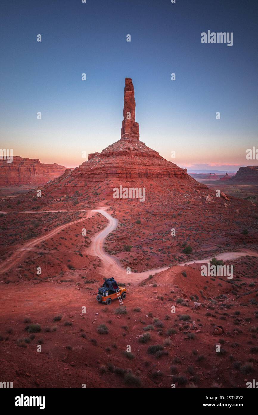 Tenda da sul tetto per camion gialla in un Remote Desert Canyon Foto Stock