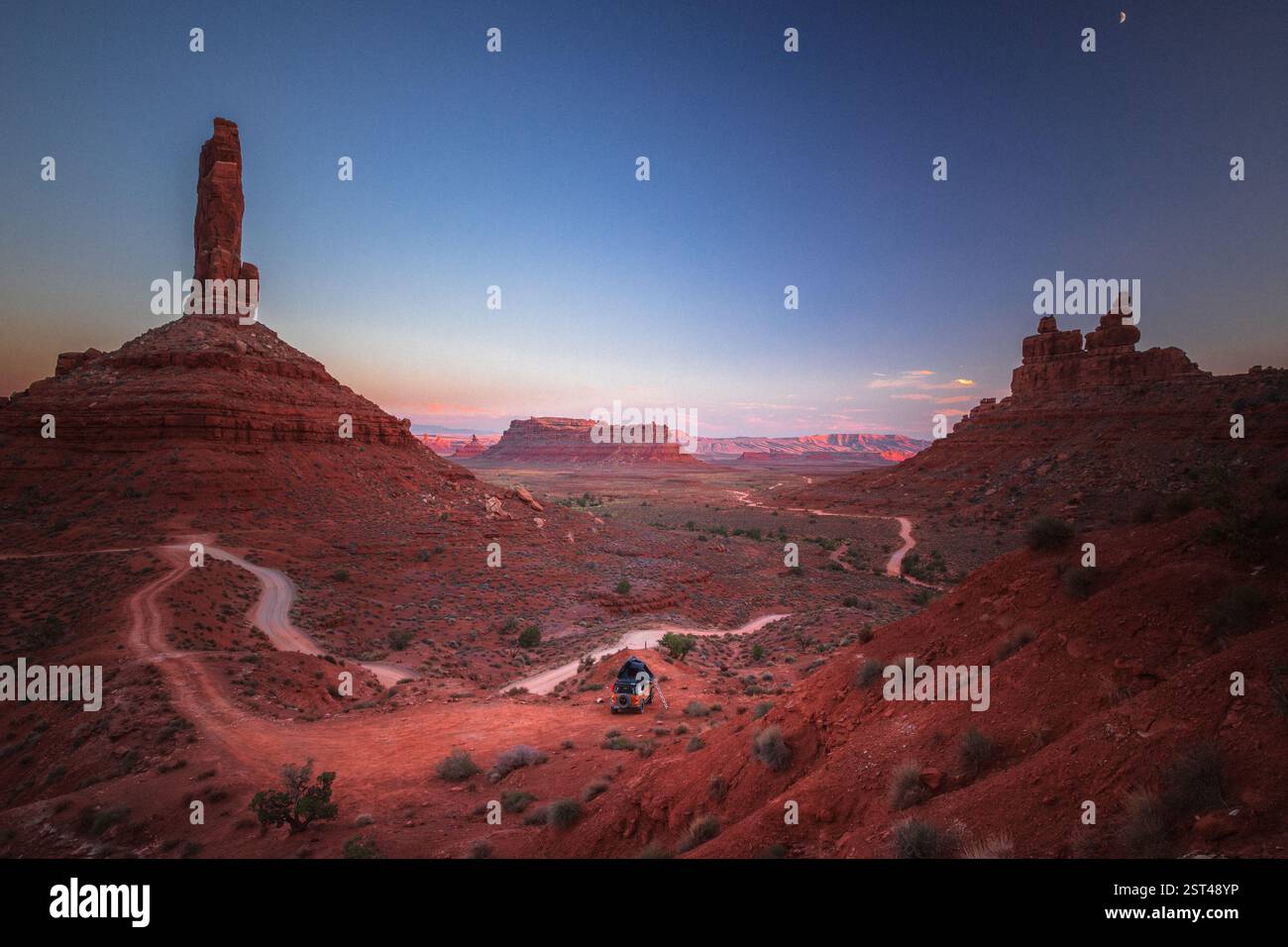 Tenda da sul tetto per camion gialla in un Remote Desert Canyon Foto Stock