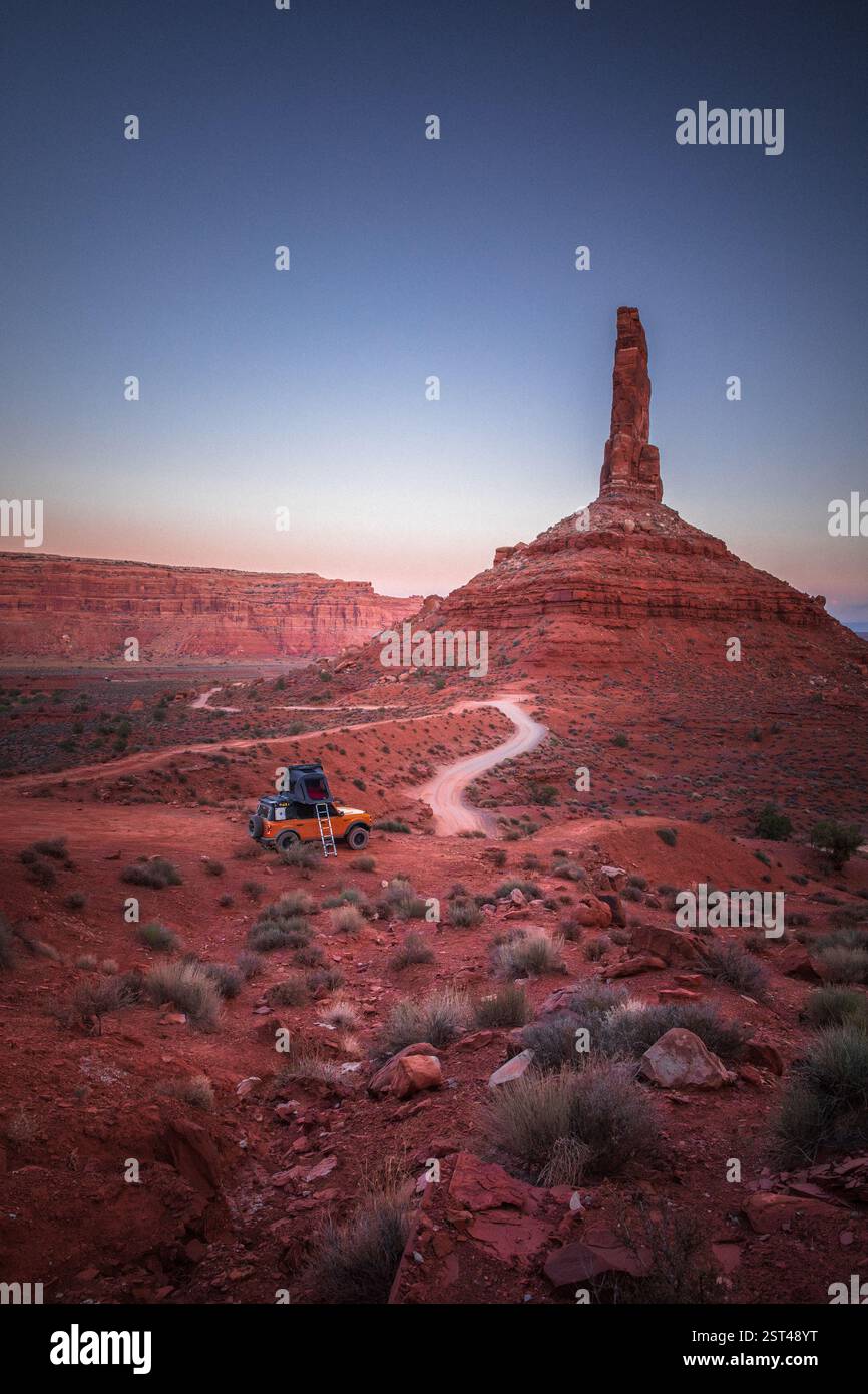 Tenda da sul tetto per camion gialla in un Remote Desert Canyon Foto Stock
