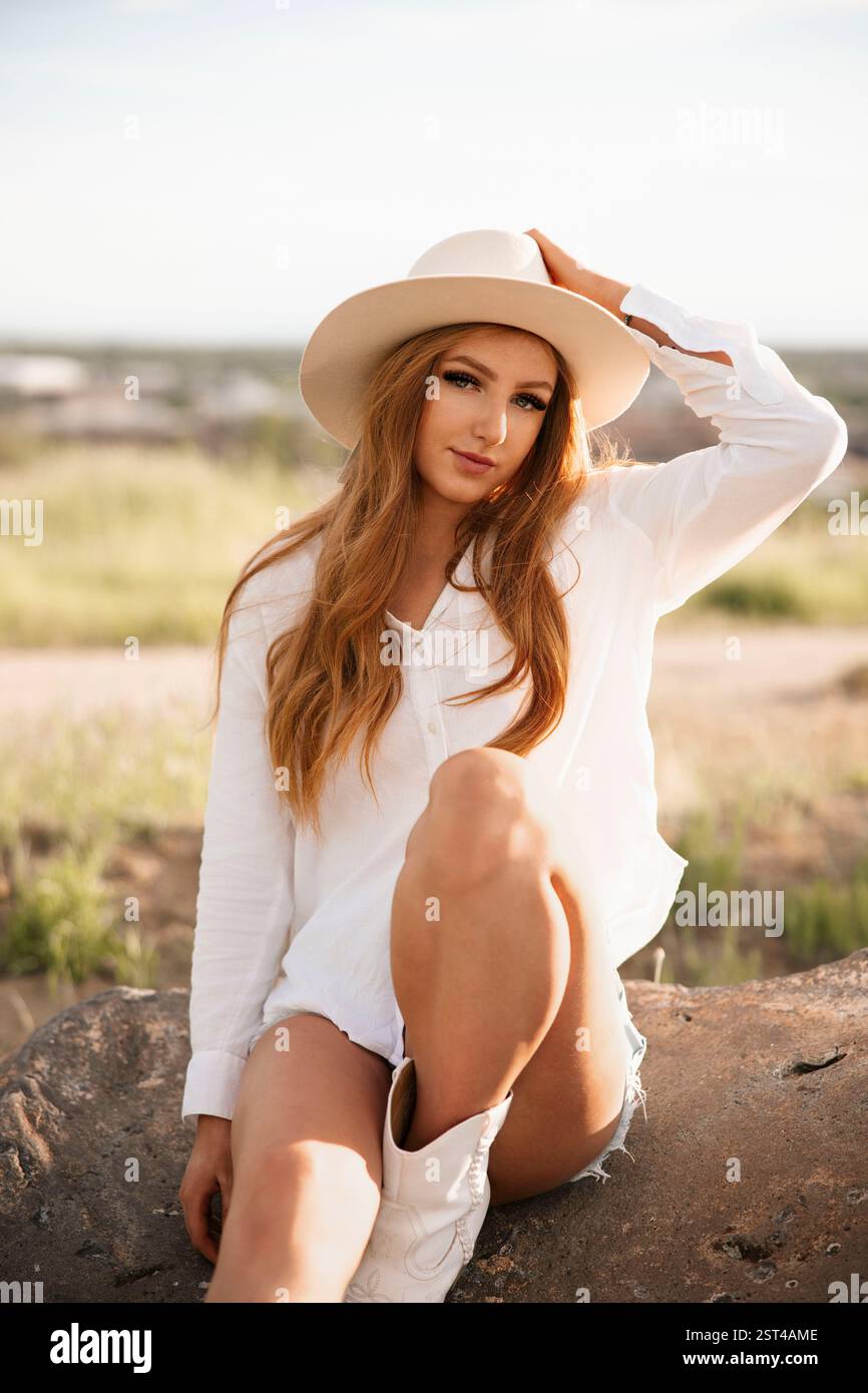 Una giovane donna alla moda di campagna Foto Stock