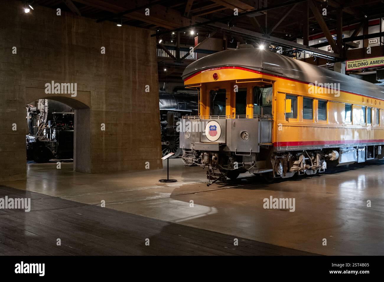 Vagoni ferroviari in mostra all'interno del museo Foto Stock