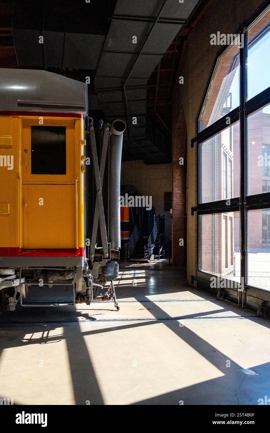 Vagoni ferroviari in mostra all'interno del museo Foto Stock