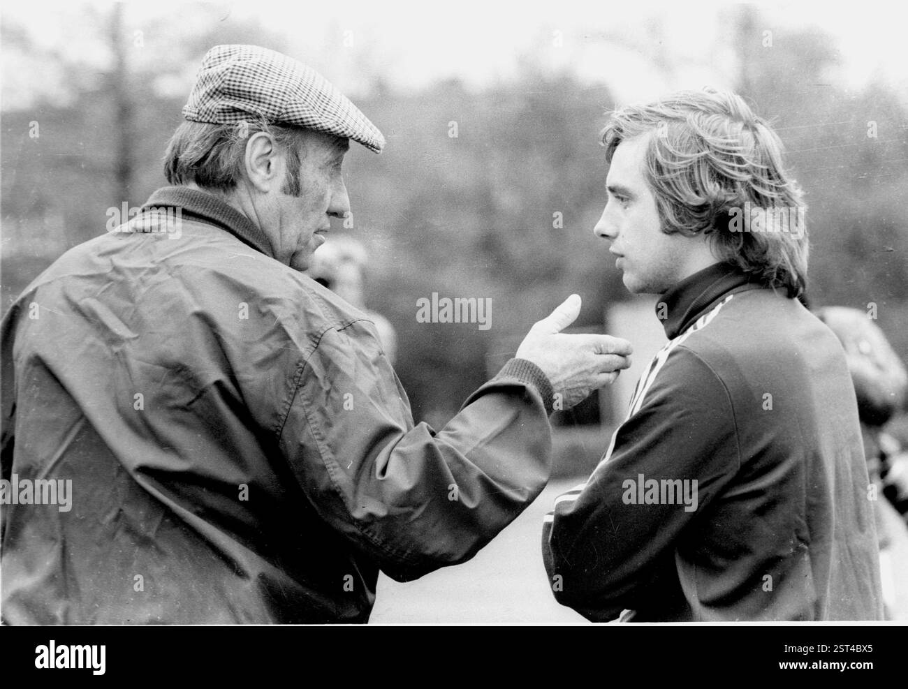 Calcio, FRG Germania, allenamento prima della partita internazionale contro l'Ungheria, nazionale tedesca, 15.04.1974, a Duisburg - Wedau / allenatore nazionale Helmut Schön e Helmut Kremers (destra) [traduzione automatica] Foto Stock