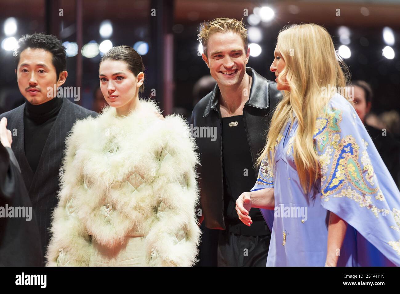 Steven Yeun, Naomi Ackie, Robert Pattinson e Toni Collette sul Red carpet per il Gala speciale del film Mickey 17 al 75esimo Berlinale al Foto Stock