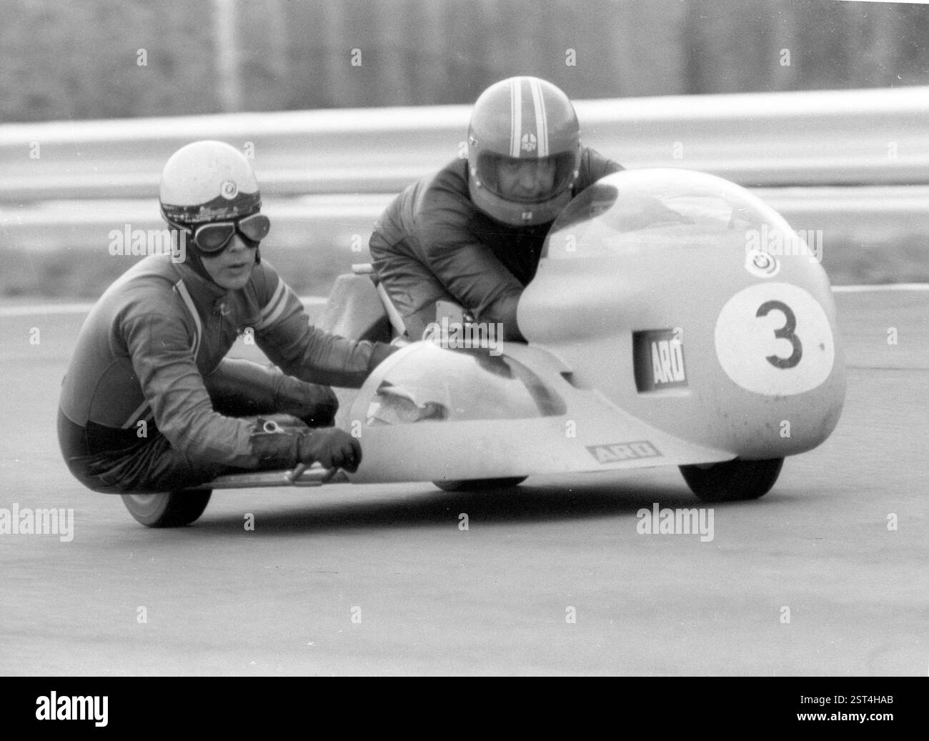Moto, Gran Premio di Germania, pratica, 27.04.1974 al Nürburgring, 500 sidecar cm³ / Siegfried Schauzu (pilota) e co-driver Wolfgang Kalauch (entrambi FRG Germania) in azione su sidecar BMW [traduzione automatica] Foto Stock