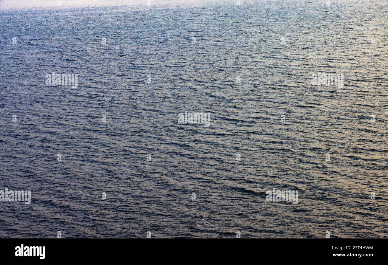 Superficie d'acqua in movimento con piccole onde sul lago, sfondo astratto, elementi grafici, Mondsee, Salzkammergut, Austria, Europa Foto Stock