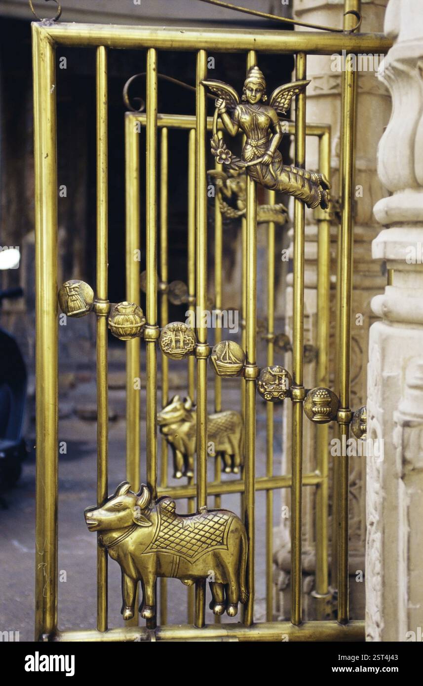 Porta vicino al tempio Shantinathji Heritage Walk, Ahmedabad, Gujarat, India, Asia Foto Stock
