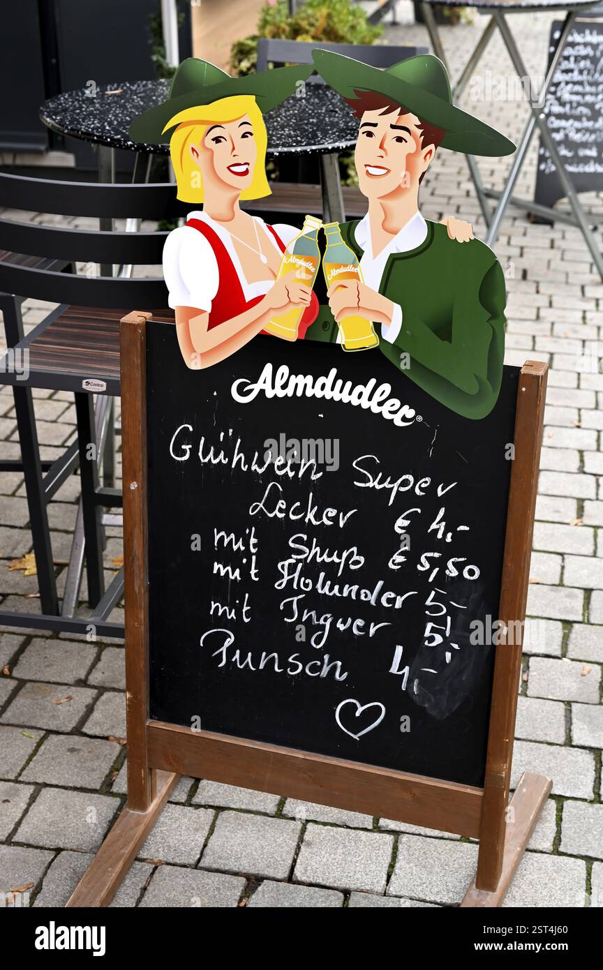 Cartello pubblicitario per una bevanda alla limonata di fronte a un fast food, Franconia, Baviera, Germania, Europa Foto Stock