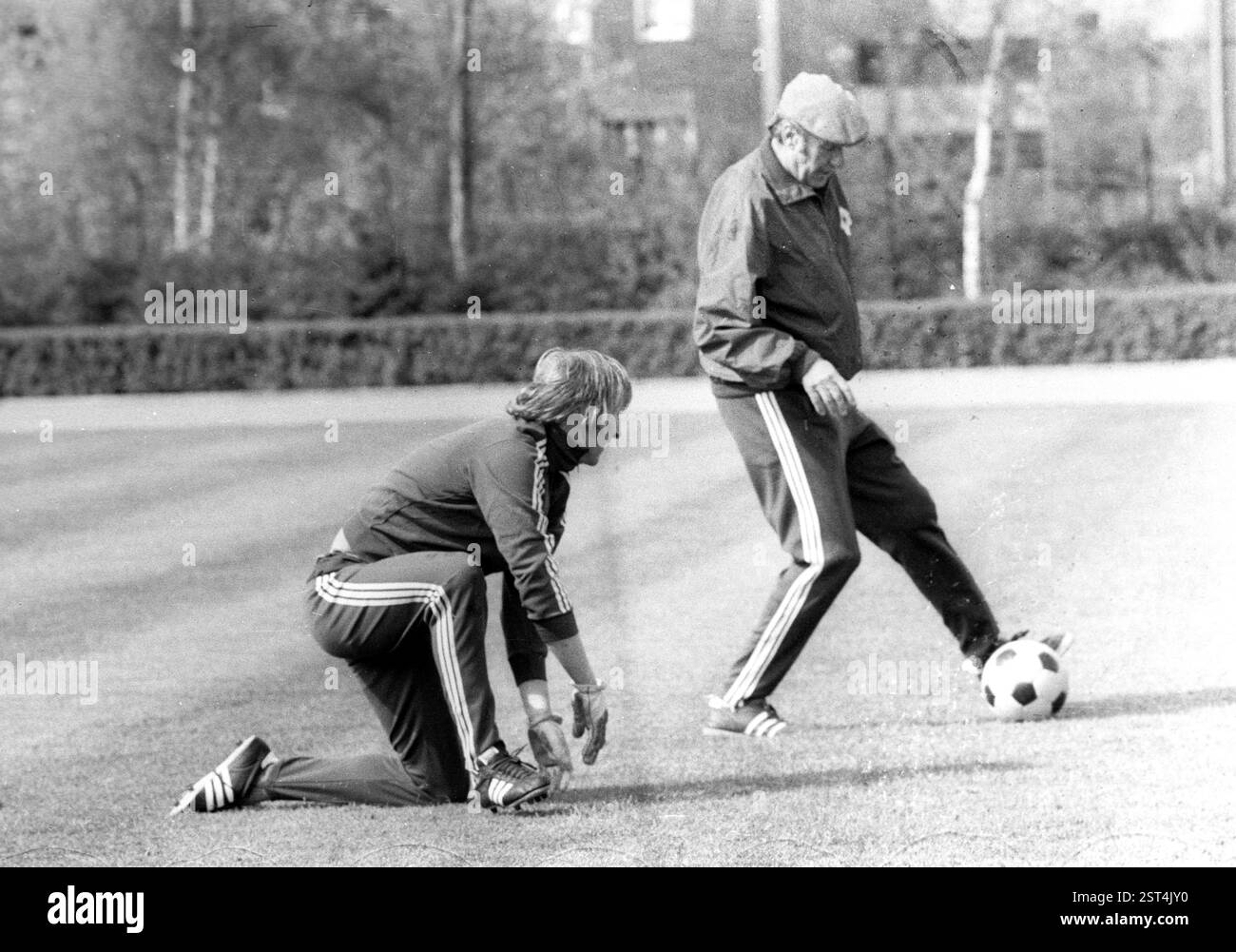 Calcio, calcio, Germania FRG, allenamento prima della partita internazionale contro l'Ungheria, nazionale tedesca, 15.04.1974, a Duisburg - Wedau / allenatore nazionale Helmut Schön gioca e gioca intorno al portiere Wolfgang Kleff [traduzione automatica] Foto Stock