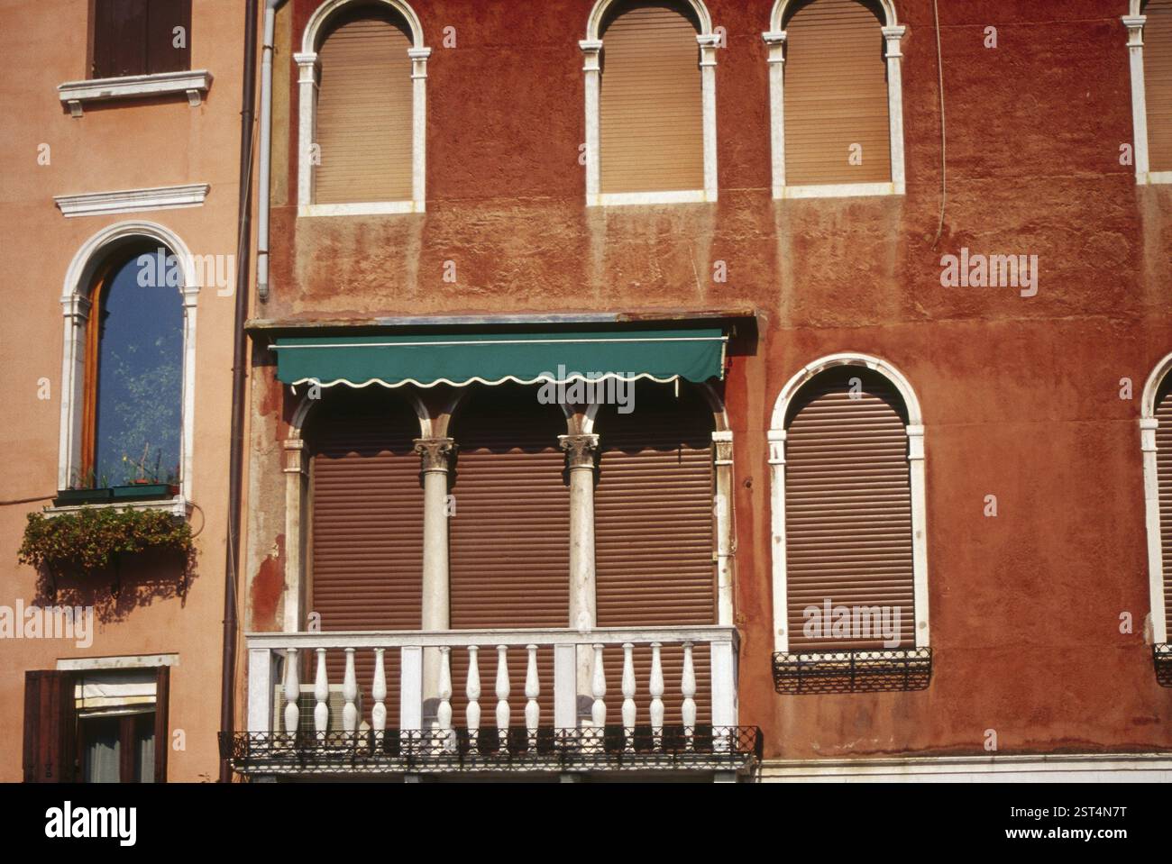 Porte e serramenti tipici di un vecchio edificio, Venezia, Veneto, Italia, Europa Foto Stock