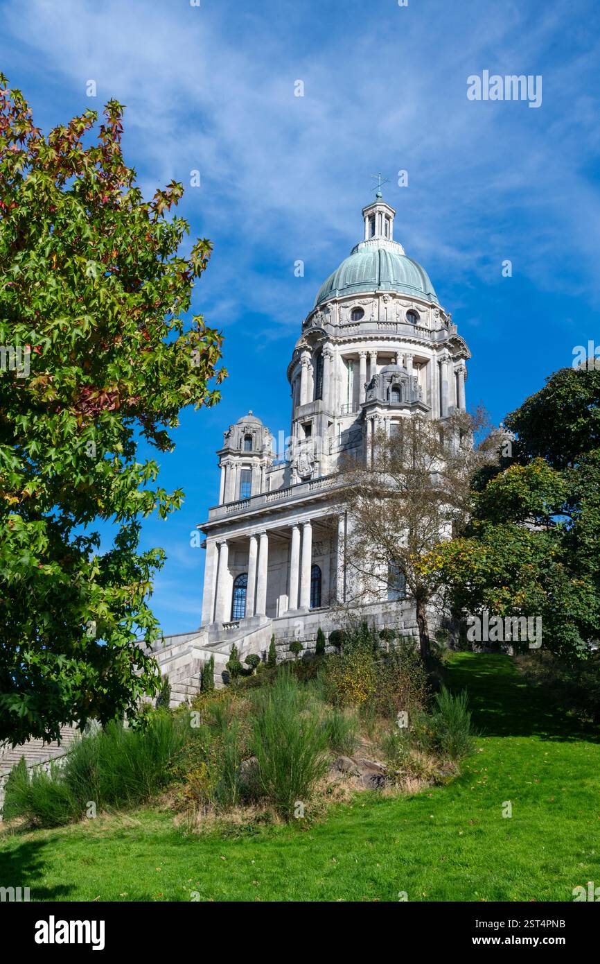 L'Ashton Memorial a Williamson Park, Lancaster, Lancashire, Inghilterra. Un edificio in stile barocco edoardiano dell'inizio del XX secolo fatto di pietra di Portland. Foto Stock