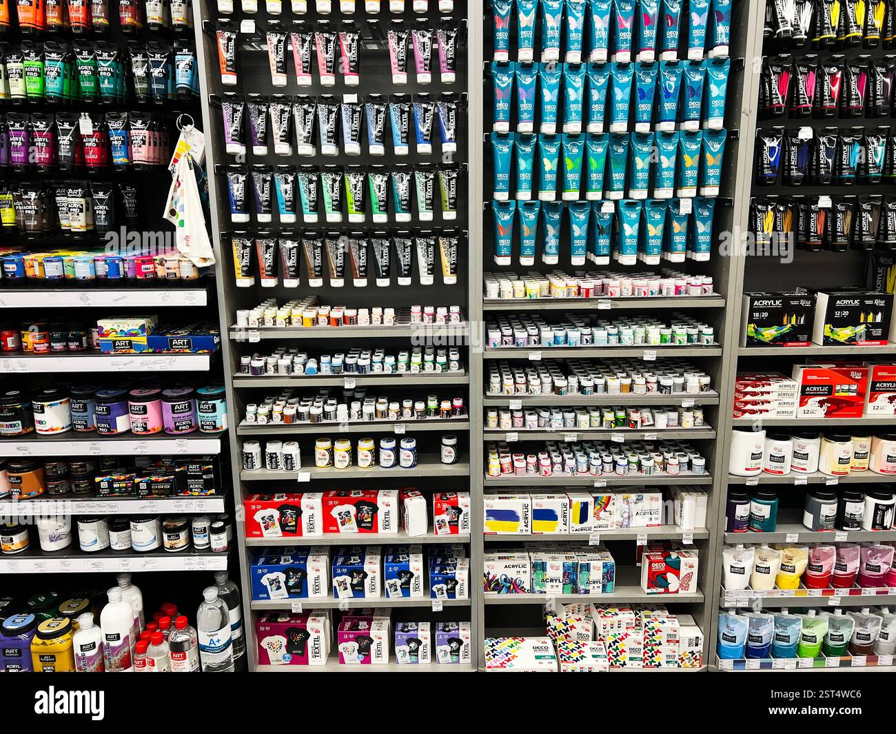 Leopoli, Ucraina - 16 febbraio 2025: Rifornito di articoli d'arte che mostrano pitture, mezzi e strumenti in diversi colori. Foto Stock