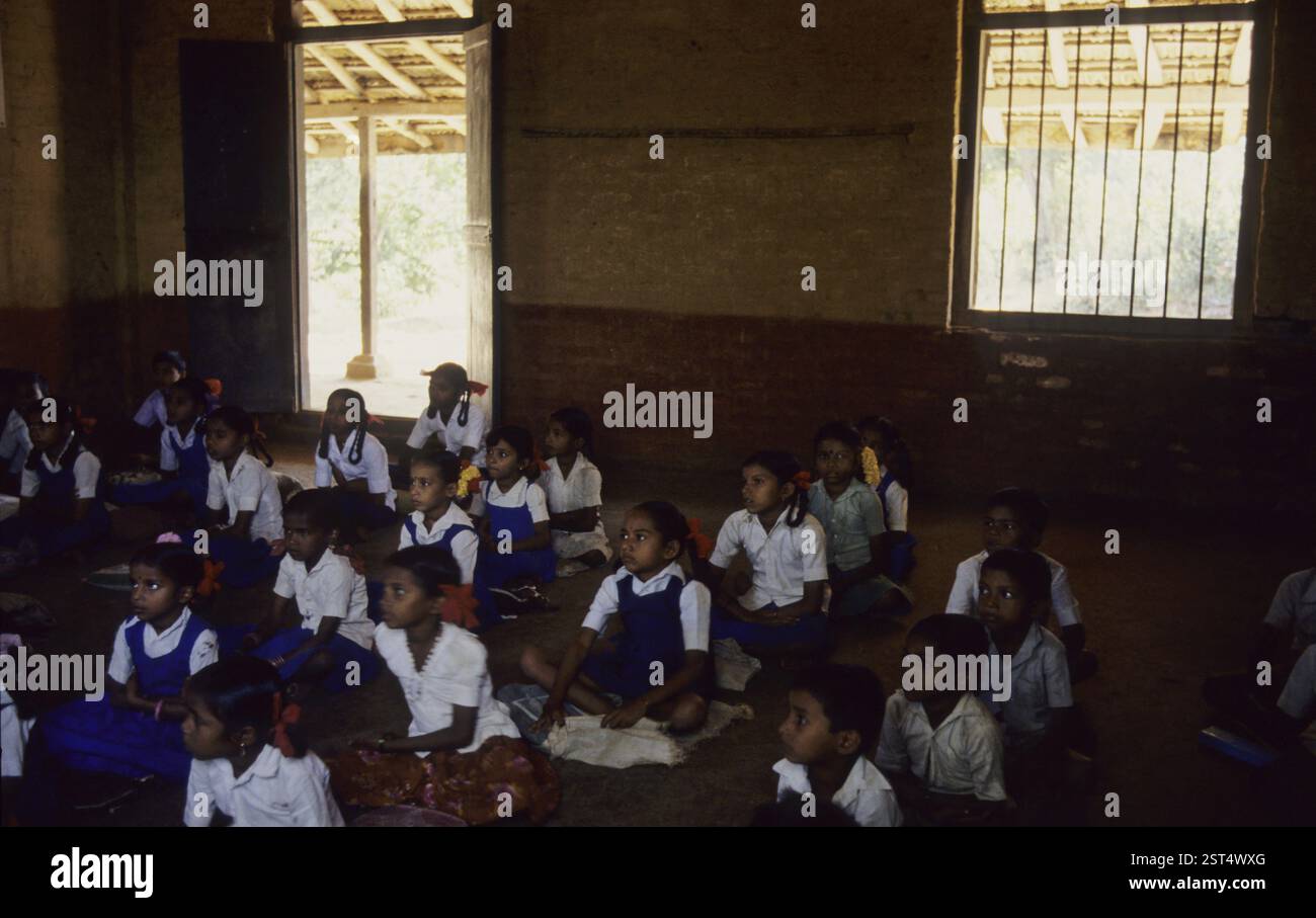 Ragazze che studiano nella scuola di classe camera, un giorno di vita rurale tipico delle ragazze, India Foto Stock