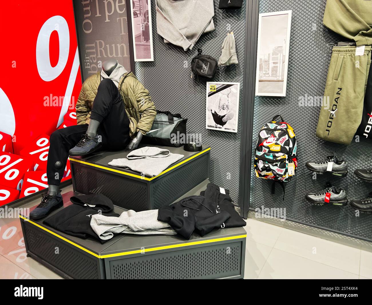 Leopoli, Ucraina - 16 febbraio 2025: Abbigliamento sportivo Nike Air Max Jordan in mostra con accessori e manichini in un design contemporaneo degli interni Foto Stock