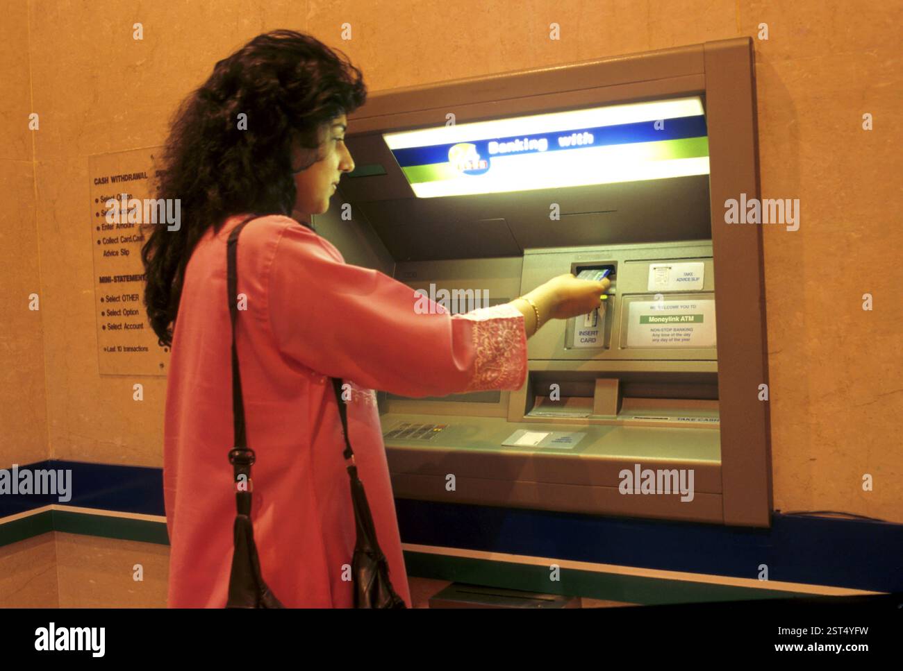 Donna che usa il bancomat bancario, india Foto Stock