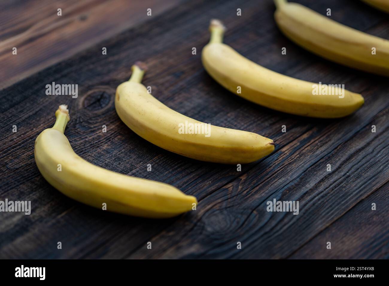 Primo piano a di banane su sfondo di legno. Banane popolari per la dieta perché danno più fibre in un unico pezzo. Avere molto potassio, vitamina come Foto Stock