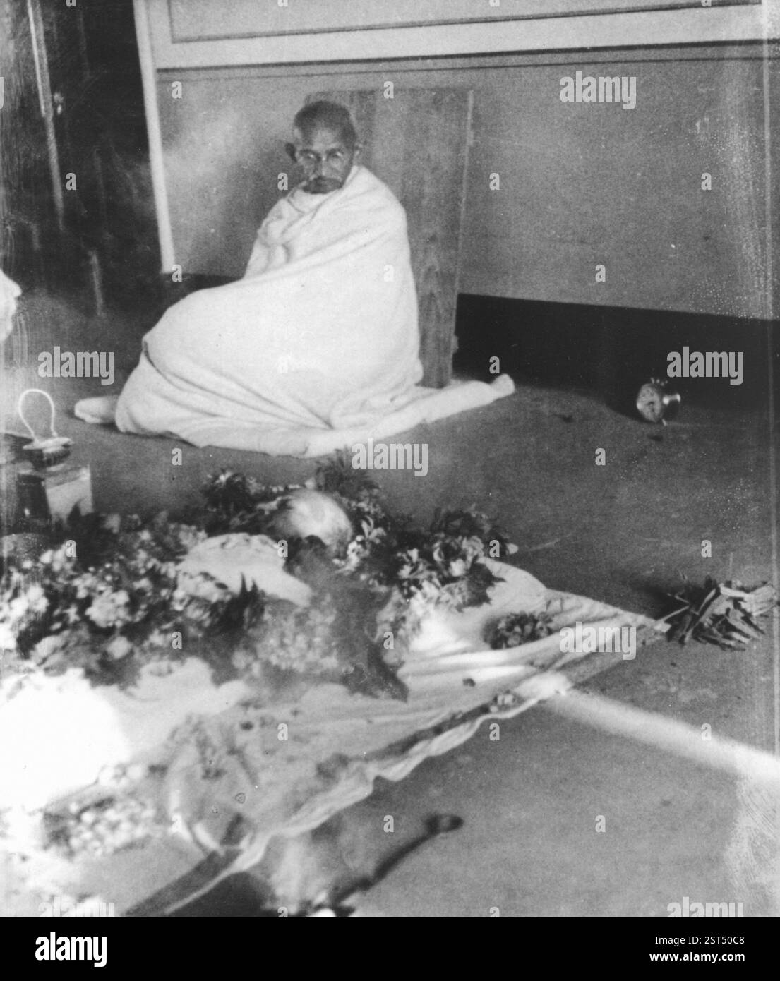 Mahatma Gandhi presso il letto di morte di Kasturba presso il palazzo di Aga Khan, Pune, Maharashtra, India, Asia, 22 febbraio 1944, Asia Foto Stock