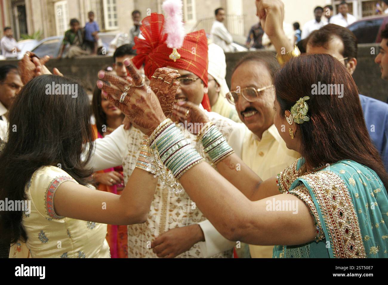 Sposo indiano Gujarati in mezzo a parenti danzanti che celebrano il giorno del suo matrimonio, India Model Release 667 Foto Stock