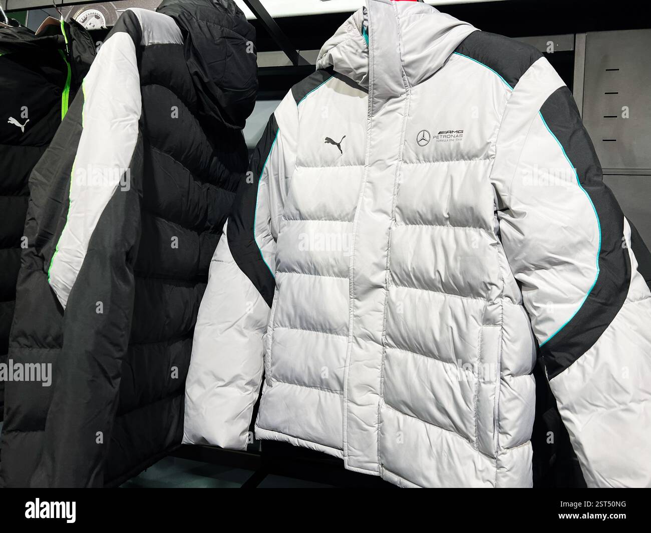 Leopoli, Ucraina - 16 febbraio 2025: Esposizione di abbigliamento invernale con Puma AMG Petronas Formula One Team eleganti giacche di puffer bianche e nere h Foto Stock