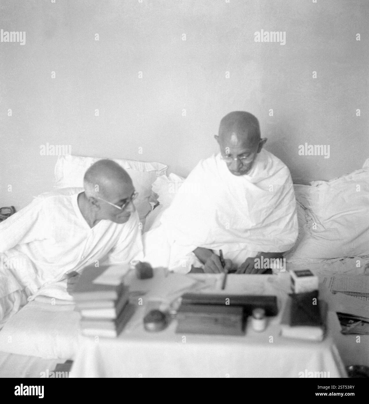 Mahatma Gandhi parla con la collega Chakravarti Rajagopalachari, Mumbai, Maharashtra, India, settembre 1944 - VERSIONE MODELLO NON DISPONIBILE, Asia Foto Stock