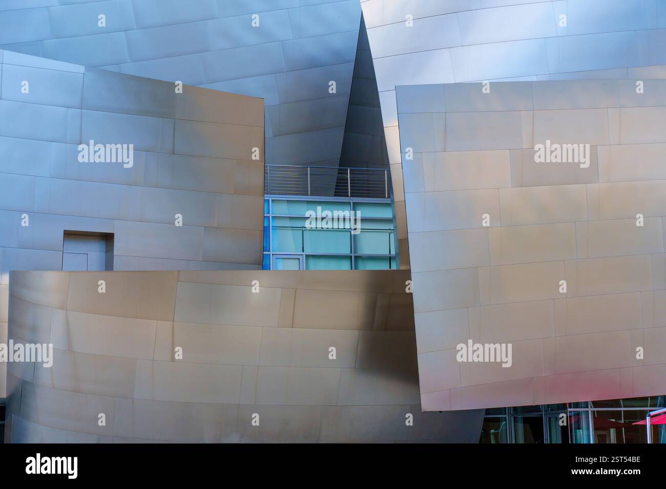 Los Angeles, California - 7 gennaio 2025: Primo piano dell'esclusiva facciata metallica della Walt Disney Concert Hall di Los Angeles che mostra il suo intrigante fascino Foto Stock