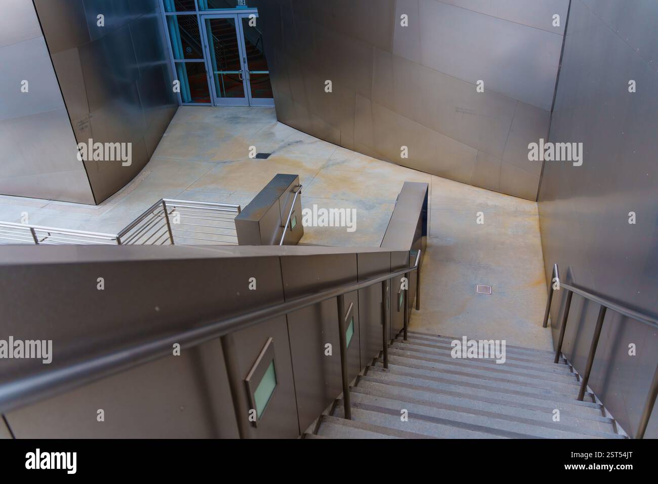 Los Angeles, California - 7 gennaio 2025: Vista interna delle scale con design moderno e superfici metalliche alla Walt Disney Concert Hall, emp Foto Stock