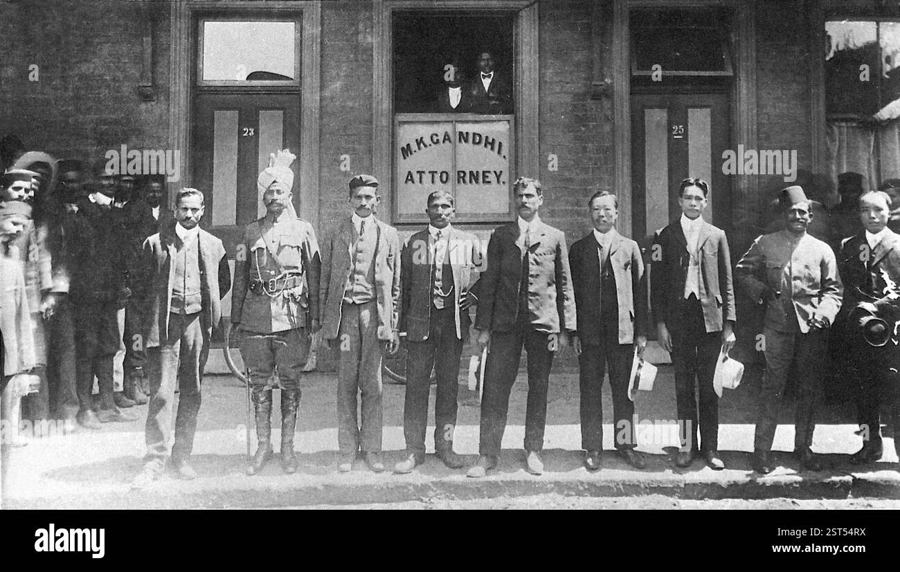 Gandhiji con i suoi colleghi fuori dal suo ufficio a Johannesburg, Sudafrica, Africa Foto Stock