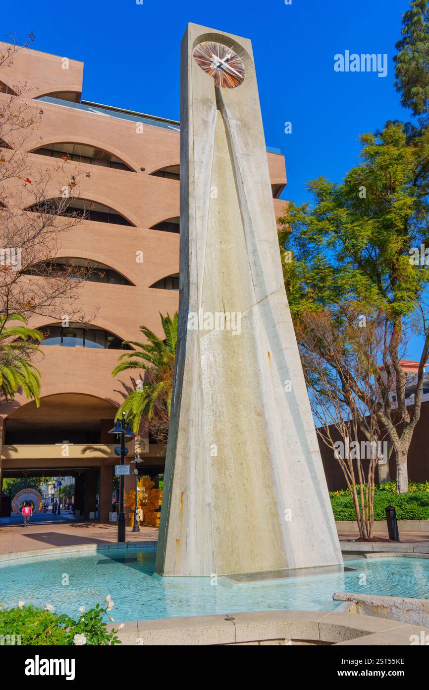 Riverside, California - 31 dicembre 2024: Vista del monumento Christiansen-Teel Clock Tower con una fontana a Riverside, California. Foto Stock