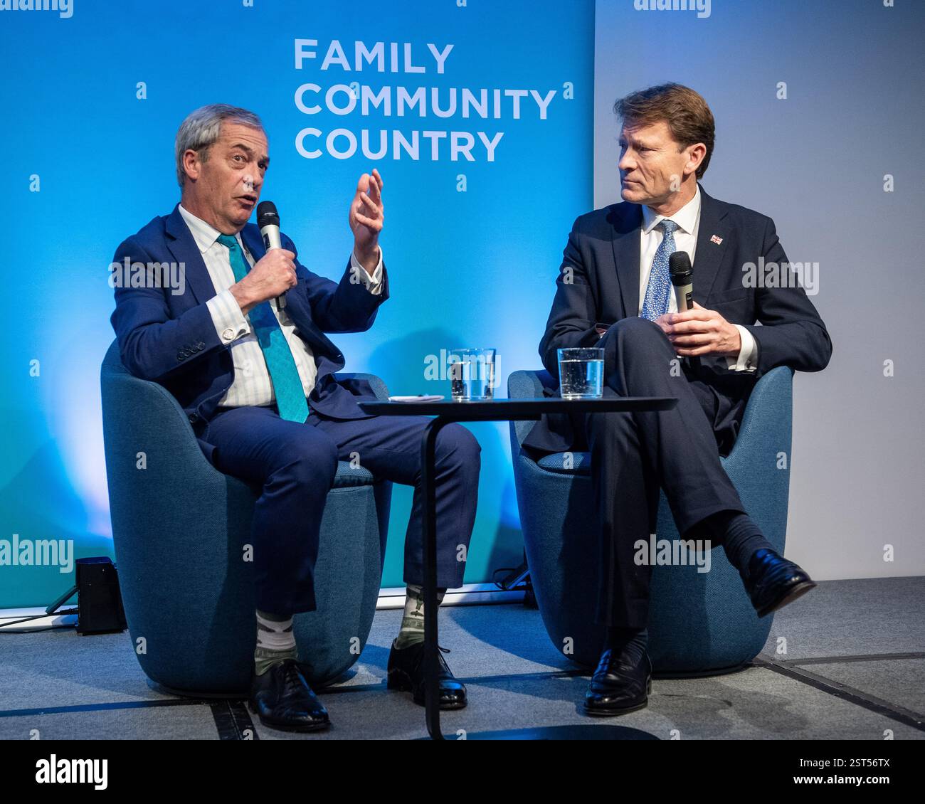 Londra, Regno Unito. 12 febbraio 2025. Nigel Farage, leader del Reform UK, e Richard Tice, intervengono durante una conferenza stampa al 22 Bishopsgate nella City di Londra, svelando le loro politiche economiche ed energetiche. Foto Stock