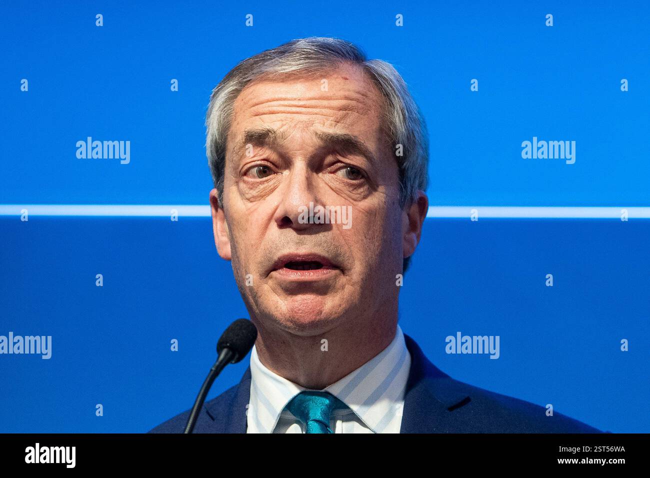 Londra, Regno Unito. 12 febbraio 2025. Nigel Farage, leader del Reform UK, si rivolge ai media in una conferenza stampa tenutasi nel 22 Bishopsgate, City of London, delineando la posizione del partito sull’economia e le energie rinnovabili. Foto Stock