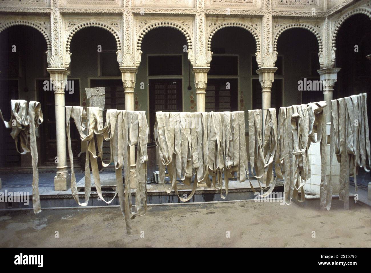 Fune piatta utilizzata per la preparazione del letto appeso per l'asciugatura in un haveli, Rajasthan, India, Asia Foto Stock