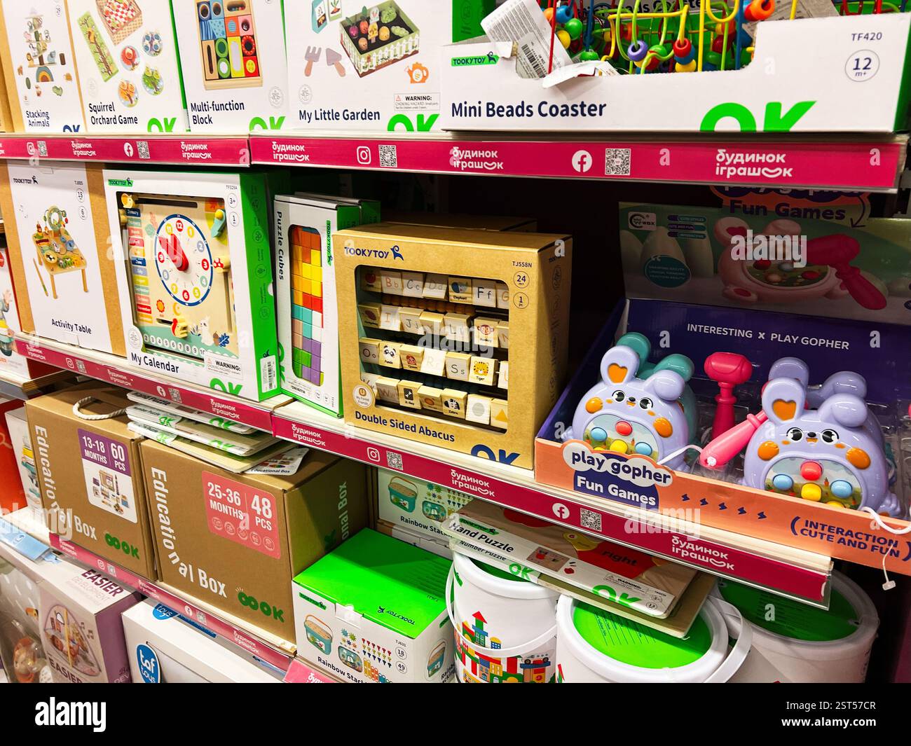Leopoli, Ucraina - 16 febbraio 2025: Scaffali pieni di giocattoli divertenti ed educativi progettati per coinvolgere ed educare i bambini Foto Stock
